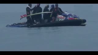 男子身披火焰极限冲浪体验水火交融