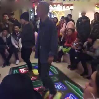 大爷说  这不仅是你们年轻人的乐园  也曾是我厮杀的战场