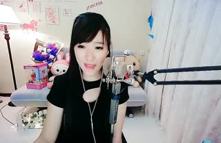 长发妹子秀唱歌曲~嗓音好听超甜蜜~