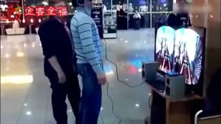 外国小哥体验VR 1