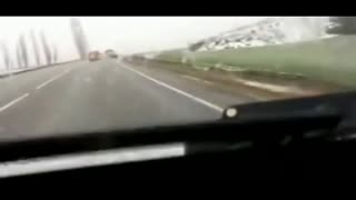  劫匪打劫教堂后驾车逃跑 遭闪电击中炸成碎片 