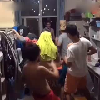 （丧心病狂）最嗨的夜店宿舍又来了！现在不嗨，老年痴呆！