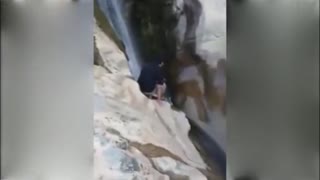 实拍男子勇跨溪流后下一秒却···