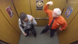 美国老警官在电梯里风骚地跳起了舞，接着引起多位警官一同尬舞_标清