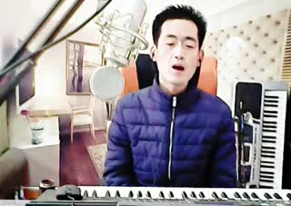 这哥们不止会乐器~唱歌也萌萌哒