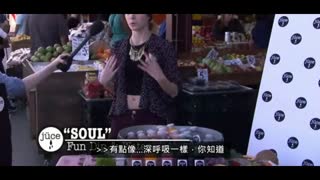 鸡毛继续恶搞路人 果汁糖水傻傻的分不清楚