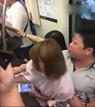 实拍地铁抢座大战 女子手绑绷带单挑二人