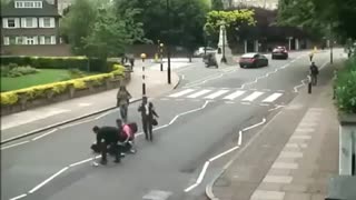妇女狂奔抢过马路被撞到，怨谁？