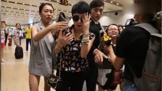 杨子晴抵京遭媒体疯狂围堵 放话陶喆“来告吧”