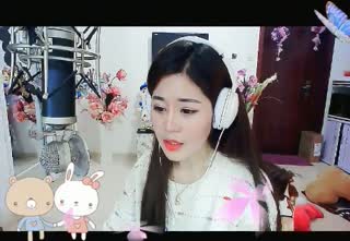 听着《伤感情歌》，泪水渐渐地滑落~