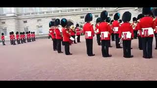 实拍女王卫队换班奏权力的游戏主题曲