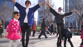 三里屯辣妈宝贝团跳舞众人围观PK《爸爸去哪儿》