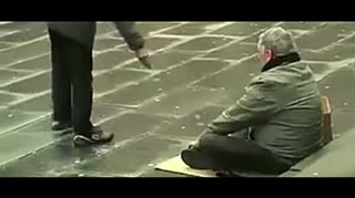 一位盲人在路边乞讨，却很少有人理睬，直到一位女士的出现...“世界这么美好，我却看不见”
