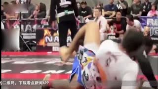 格斗选手放屁熏吐对手