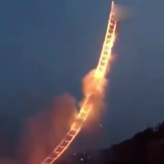 中国玩焰火艺术第一人，用烟花放出了“天梯”的效果，牛叉视频