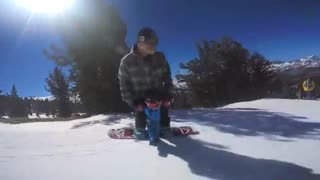 滑雪高手爸爸带2岁的宝宝滑雪 飞起来的感觉简直不要太棒！