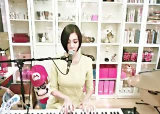 实力美女自弹自唱《一次就好》~想看你笑想和你闹