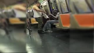 铁汉柔情！猛男地铁上把自己的衣帽给流浪汉