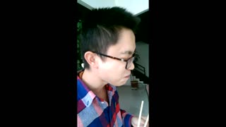 小孩子第一次吃芥末的酷炫表情
