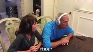 外国老爷爷在猜词游戏中被告知自己要当外公了，反应好可爱，好温馨
