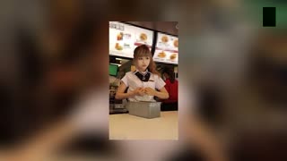 台湾最萌女店员走红 粉丝买快餐只为看一眼