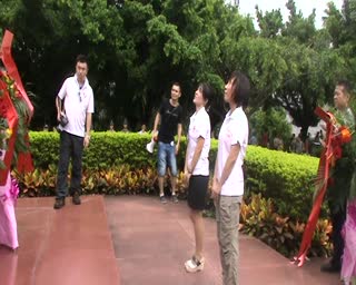 神舟功臣摘镜后雕像前献花引围观