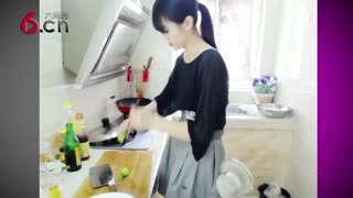 美女做菜烫到手 好可怜的说 16.05.25