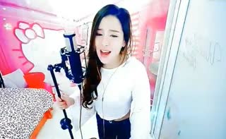 妹子的歌曲串烧超震撼~棒极了~